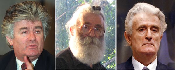 'Dragan Dabic' kimliğiyle yaşadığı Sırbistan'ın başkenti Belgrad'da 2008 yılında yakalanarak Lahey'deki Eski Yugoslavya Uluslararası Ceza Mahkemesi'ne teslim edilen Karadziç'in yargılanmasına 2009 yılında başlanmıştı. - Sputnik Türkiye