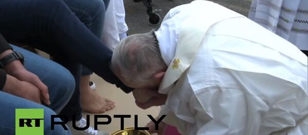 Papa Francis - Paskalya Yortusu öncesi ayak yıkama ritüeli (VİDEO) - Sputnik Türkiye