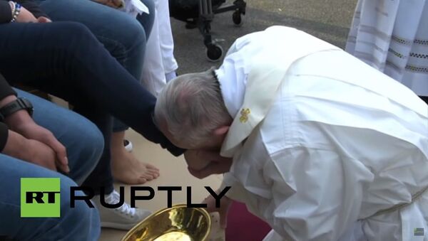 Papa Francis - Paskalya Yortusu öncesi ayak yıkama ritüeli (VİDEO) - Sputnik Türkiye