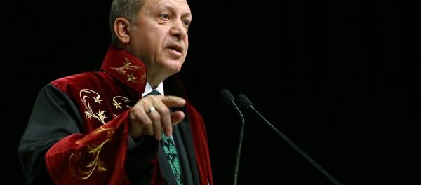Cumhurbaşkanı Recep Tayyip Erdoğan, Yozgat Bozok Üniversitesi Erdoğan Akdağ Kültür ve Kongre Merkezi'nde düzenlenen İktisat Politikası Fahri Doktora unvan tevcih törenine katıldı. - Sputnik Türkiye