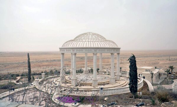Palmira’nın batısında Suriye ordusu tarafından geri alınan bir sarayın bahçesi. - Sputnik Türkiye