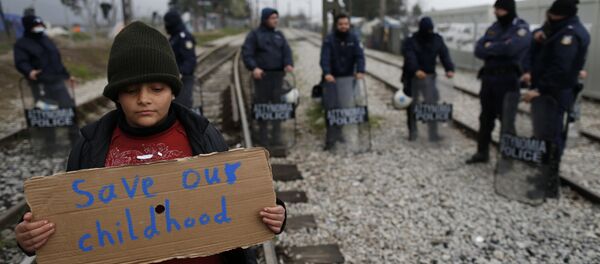 Yunanistan'ın Makedonya sınırındaki İdomeni kasabasından bir çocuk sığınmacı: Çocukluğumuzu kurtarın - Sputnik Türkiye