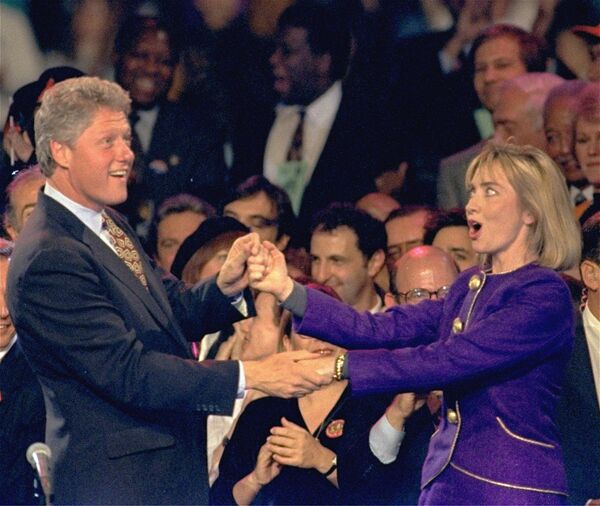 Bill Clinton, Hillary Clinton ile dans ediyor - Sputnik Türkiye
