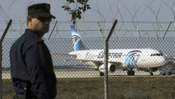 Kaçırılan Mısır Havayolları'na ait yolcu uçağı - Sputnik Türkiye