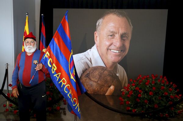 Cruyff'un hayatını kaybetmesinin ardından açılan taziye köşesini binlerce Barcelona taraftarı da ziyaret etti. - Sputnik Türkiye