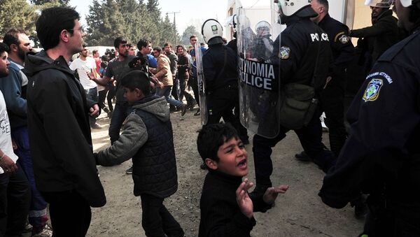 İdomeni'de bekleyen sığınmacılar - Sputnik Türkiye