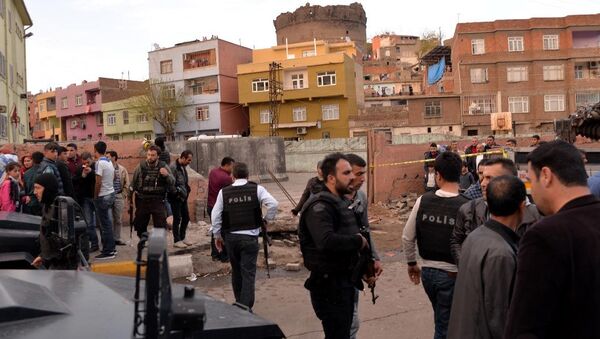 Diyarbakır’da vincin çarptığı okul duvarı yıkıldı: 2 ölü - Sputnik Türkiye
