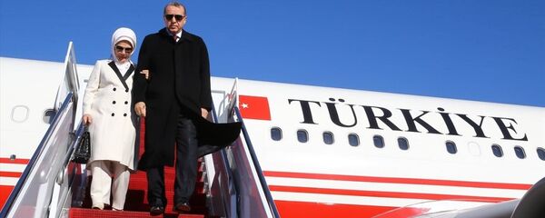 Cumhurbaşkanı Recep Tayyip Erdoğan (sağda) ve eşi Emine Erdoğan (solda), Nükleer Güvenlik Zirvesi'ne katılmak ve çeşitli temaslarda bulunmak üzere, özel uçak TUR ile TSİ 23.40'ta Amerika Birleşik Devletleri'nin başkenti Washington'a geldi. - Sputnik Türkiye