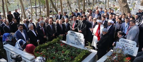 Geçen yıl bugün İstanbul Adalet Sarayı'ndaki makam odasında DHKP-C mensupları tarafından rehin alındıktan sonra öldürülen Cumhuriyet Savcısı Mehmet Selim Kiraz, Eyüp Mezarlığı'nda bulunan kabri başında anıldı. - Sputnik Türkiye