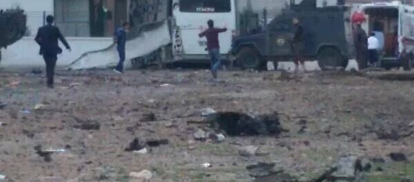 Diyarbakır- Şanlıurfa karayolunun Otogar Mevkii'nde PKK’lılar polis servis midibüsü geçerken yol kenarındaki bomba yüklü aracı infilak ettirdi. - Sputnik Türkiye