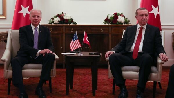 Cumhurbaşkanı Recep Tayyip Erdoğan, Washington'daki temasları kapsamında St. Regis Otel'de ABD Başkan Yardımcısı Joe Biden'ı kabul etti. - Sputnik Türkiye