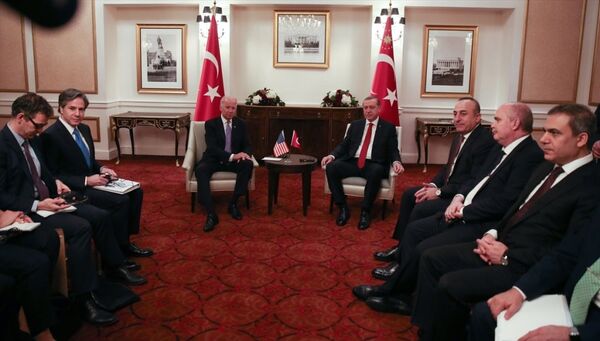 Cumhurbaşkanı Recep Tayyip Erdoğan, Washington'daki temasları kapsamında St. Regis Otel'de ABD Başkan Yardımcısı Joe Biden'ı kabul etti. Toplantıya Dışişleri Bakanı Mevlüt Çavuşoğlu (sağ 3), Dışişleri Bakanlığı Müsteşarı Feridun Sinirlioğlu (sağ 2) ve MİT Müsteşarı Hakan Fidan da (sağda) katıldı. - Sputnik Türkiye