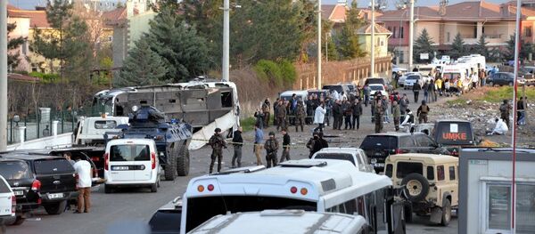 Diyarbakır'da polis servis midibüsüne bombalı araçla saldırı - Sputnik Türkiye