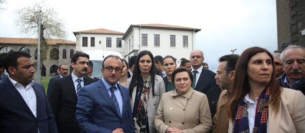 Kalkınma Bakanı Cevdet Yılmaz, Çevre ve Şehircilik Bakanı Fatma Güldemet Sarı ile Kültür ve Turizm Bakanı Mahir Ünal Vali Hüseyin Aksoy Diyarbakır'ın Sur ilçesinde incemelerde bulundu. - Sputnik Türkiye