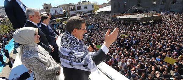 Başbakan Ahmet Davutoğlu, Sur'da konuştu. - Sputnik Türkiye