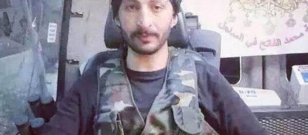 Türkiye’nin hava sahasını ihlal ettiği iddiasıyla düşürdüğü Rus savaş uçağından paraşütle atlayan pilotu öldürdüğü ileri sürülen ve bir süre önce Suriye’de savaştığı bir grup arkadaşıyla geldiği İzmir’de gözaltına alınan Alparslan Çelik. - Sputnik Türkiye