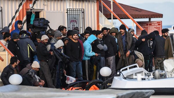 Midilli'den Dikili'ye gönderilen sığınmacılar - Sputnik Türkiye