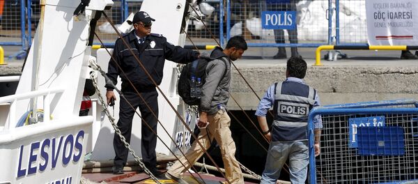 Midilli'den Dikili'ye gönderilen bir sığınmacı - Sputnik Türkiye