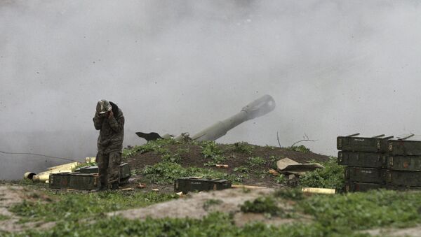 An Armenian serviceman of the self-defense army of Nagorno-Karabakh launch artillery toward Azeri forces in the town of Martakert in Nagorno-Karabakh region - Sputnik Türkiye