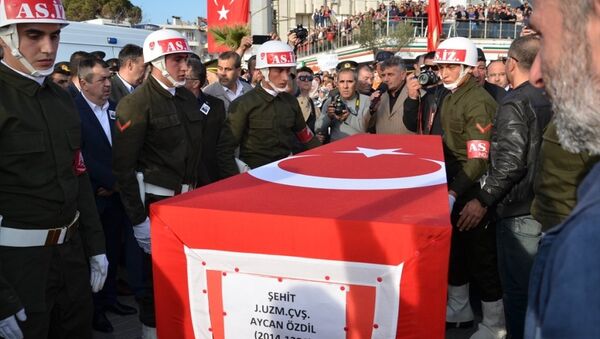 Mardin'in Nusaybin ilçesinde PKK'ya yönelik operasyonda hayatını kaybeden Uzman Çavuş Aycan Özdil'in cenazesi, Balıkesir'in Edremit ilçesinde defnedildi. - Sputnik Türkiye