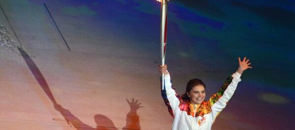 Rus ritmik jimnastik şampiyonu ve Duma milletvekili Alina Kabayeva, Soçi Olimpiyat Oyunları'nda olimpiyat meşalesini taşıyor. - Sputnik Türkiye