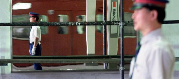 Japonya'daki meto istasyonlarına, intiharları önlemek için aynalar yerleştirilmişti. Uzmanlar, aynada yansımalarını gören intihara meyilli kişilerin ne yaptıklarını bir kez daha düşüneceğine inanıyor. - Sputnik Türkiye