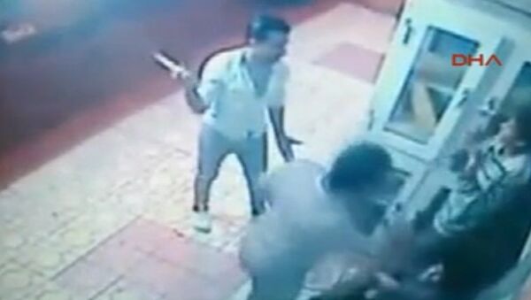 Hatay’da bir marketin önündeki dolaptan pide çalan çocukları yakalayan iki kişi, çocukları sopalarla feci şekilde dövdü. - Sputnik Türkiye