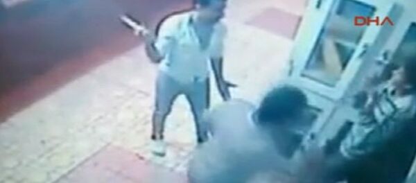 Hatay’da bir marketin önündeki dolaptan pide çalan çocukları yakalayan iki kişi, çocukları sopalarla feci şekilde dövdü. - Sputnik Türkiye