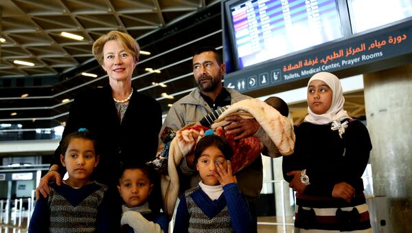ABD'nin Amman Büyükelçisi Alice Wells, Abboud ailesine havaalanına kadar eşlik etti. - Sputnik Türkiye