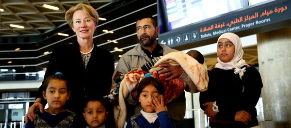 ABD'nin Amman Büyükelçisi Alice Wells, Abboud ailesine havaalanına kadar eşlik etti. ABD'nin Amman Büyükelçisi Alice Wells, Abboud ailesine havaalanına kadar eşlik etti. - Sputnik Türkiye