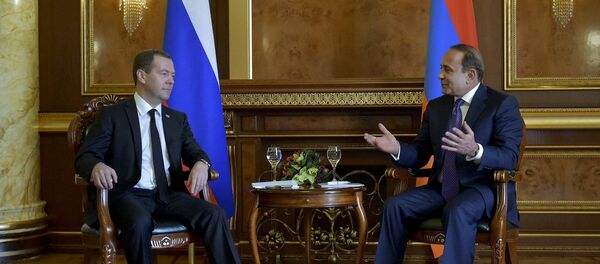 Rusya Başbakanı Dmitriy Medvedev ve Ermenistan Başbakanı Ovik Abramyan - Sputnik Türkiye