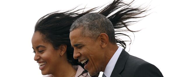 ABD Başkanı Barack Obama ve kızı Malia ABD Başkanı Barack Obama ve kızı Malia - Sputnik Türkiye