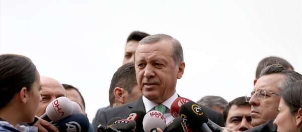Cumhurbaşkanı Recep Tayyip Erdoğan, cuma namazını Marmara Üniversitesi İlahiyat Camii'nde kıldı. Cumhurbaşkanı Erdoğan, çıkışta gazetecilerin sorularını yanıtladı. - Sputnik Türkiye