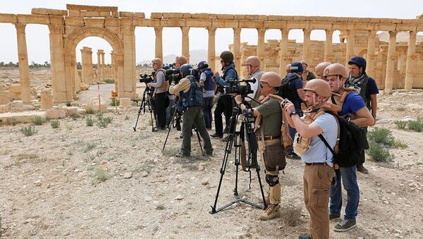 Rusya Savunma Bakanlığı'nın IŞİD'den kurtarılan Palmira'da düzenlediği basın turuna çok sayıda Batılı gazeteci katıldı. - Sputnik Türkiye