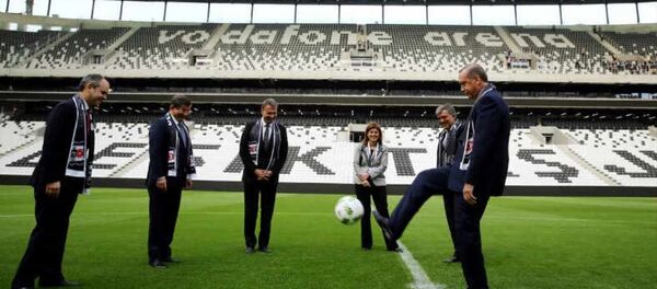 Açılışın ardından Cumhurbaşkanı Tayyip Erdoğan, Başbakan Ahmet Davutoğlu ve 11. Cumhurbaşkanı Abdullah Gül ile futbol oynadı. - Sputnik Türkiye