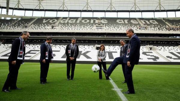 Açılışın ardından Cumhurbaşkanı Tayyip Erdoğan, Başbakan Ahmet Davutoğlu ve 11. Cumhurbaşkanı Abdullah Gül ile futbol oynadı. - Sputnik Türkiye