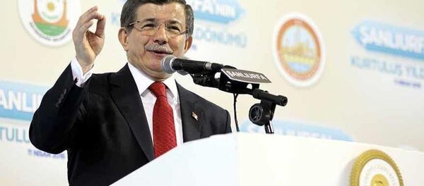 Başbakan Ahmet Davutoğlu, GAP Spor Salonu'nda düzenlenen Şanlıurfa'nın Kurtuluş Günü kutlamalarına katılarak konuşma yaptı. - Sputnik Türkiye