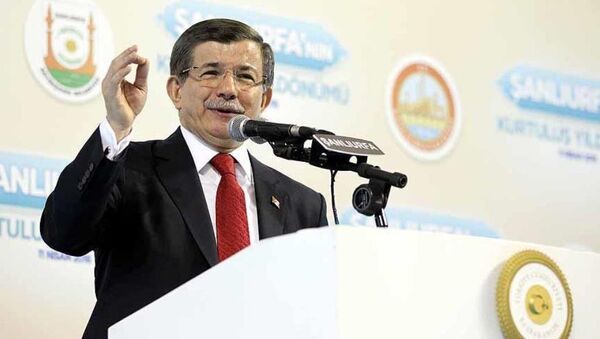 Başbakan Ahmet Davutoğlu, GAP Spor Salonu'nda düzenlenen Şanlıurfa'nın Kurtuluş Günü kutlamalarına katılarak konuşma yaptı. - Sputnik Türkiye