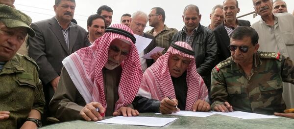 Şam yakınlarındaki El Nasriye’de muhalifler ile Suriye ordusu arasındaki ateşkes anlaşması, kameralar önünde imzalandı. - Sputnik Türkiye