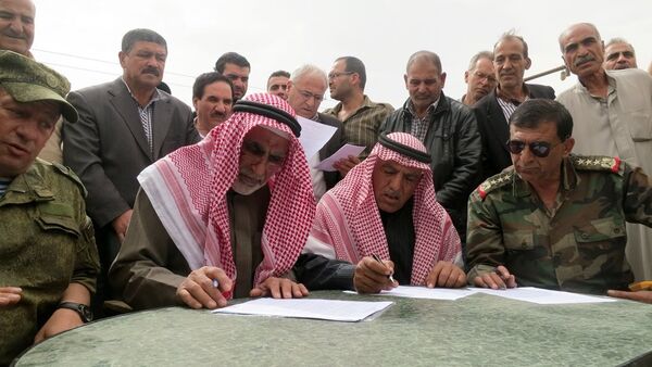 Şam yakınlarındaki El Nasriye’de muhalifler ile Suriye ordusu arasındaki ateşkes anlaşması, kameralar önünde imzalandı. - Sputnik Türkiye