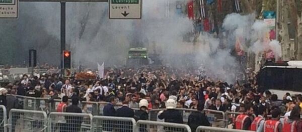 Vodafone Arena önündeki taraftara biber gazı ve tazyikli su - Sputnik Türkiye