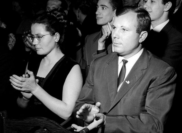 Yuri Gagarin ve eşi - Sputnik Türkiye