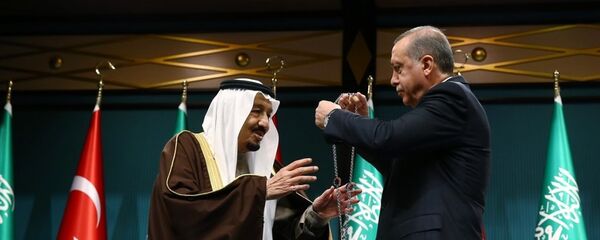 Cumhurbaşkanı Recep Tayyip Erdoğan, resmi ziyaret için Ankara'da bulunan Suudi Arabistan Kralı Selman bin Abdulaziz Al Suud'a, Cumhurbaşkanlığı Külliyesinde düzenlenen törenle Devlet Nişanı takdim etti. - Sputnik Türkiye