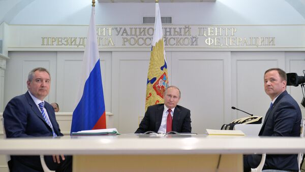 Rusya Devlet Başkanı Vladimir Putin, Kozmonot Günü dolayısıyla, Başbakan Yardımcısı Dmitriy Rogozin ve Roscosmos Direktörü İgor Komarov ile birlikte Uluslararası Uzay İstasyonu (UUİ) ile bir video konferans gerçekleştirdi, - Sputnik Türkiye