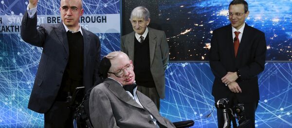 Mail.ru sitesinin sahiplerinden Rus işadamı Yuriy Milner ve ünlü bilim adamı Stephen Hawking, önümüzdeki 20 yılda Güneş sistemine en yakın yıldız sistemi olan Alfa Centauri’ye robot fırlatmayı öngören Starshot projesi için bir araya geldi. - Sputnik Türkiye
