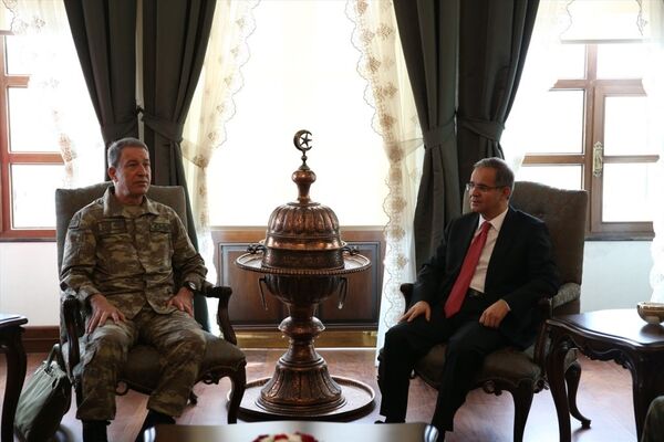 Genelkurmay Başkanı Hulusi Akar ve MİT Müsteşarı Hakan Fidan, incelemeler yapmak üzere Kilis'e gitti. - Sputnik Türkiye