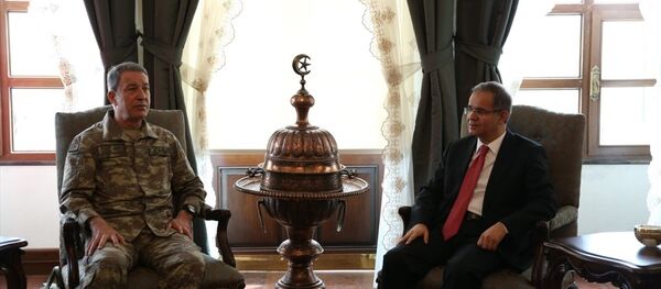 Genelkurmay Başkanı Hulusi Akar ve MİT Müsteşarı Hakan Fidan, incelemeler yapmak üzere Kilis'e gitti. - Sputnik Türkiye