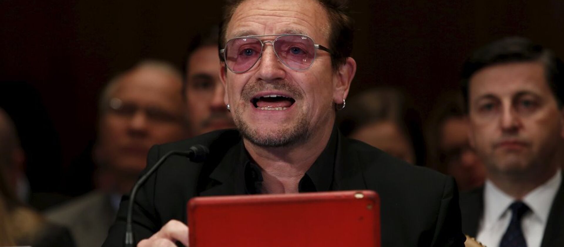İrlandalı ünlü U2 grubunun solisti Bono, ABD Senatosu Tahsisat Komitesi’nin Ortadoğu’da aşırıcılıkla mücadele konulu toplantısına katıldı. - Sputnik Türkiye, 1920, 13.04.2016