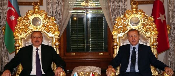 Cumhurbaşkanı Recep Tayyip Erdoğan, İslam İşbirliği Teşkilatı 13. İslam Zirvesi için İstanbul'a gelen Azerbaycan Cumhurbaşkanı İlham Aliyev ile Mabeyn Köşkü'nde görüştü. - Sputnik Türkiye