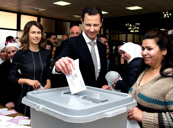 Suriye Devlet Başkanı Esad ve eşi Esma Esad da sabah saatlerinde başkent Şam'daki El Esad Kütüphanesinde oy kullandı. - Sputnik Türkiye